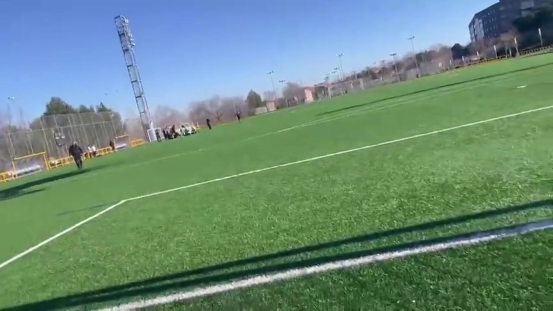 北京足协称郭嘉璇倒地5分钟后便救治，哥哥称直升机40-80分钟才到