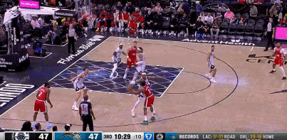 哥俩醒醒啊！哈登低级失误 下一回合小卡也低级失误……