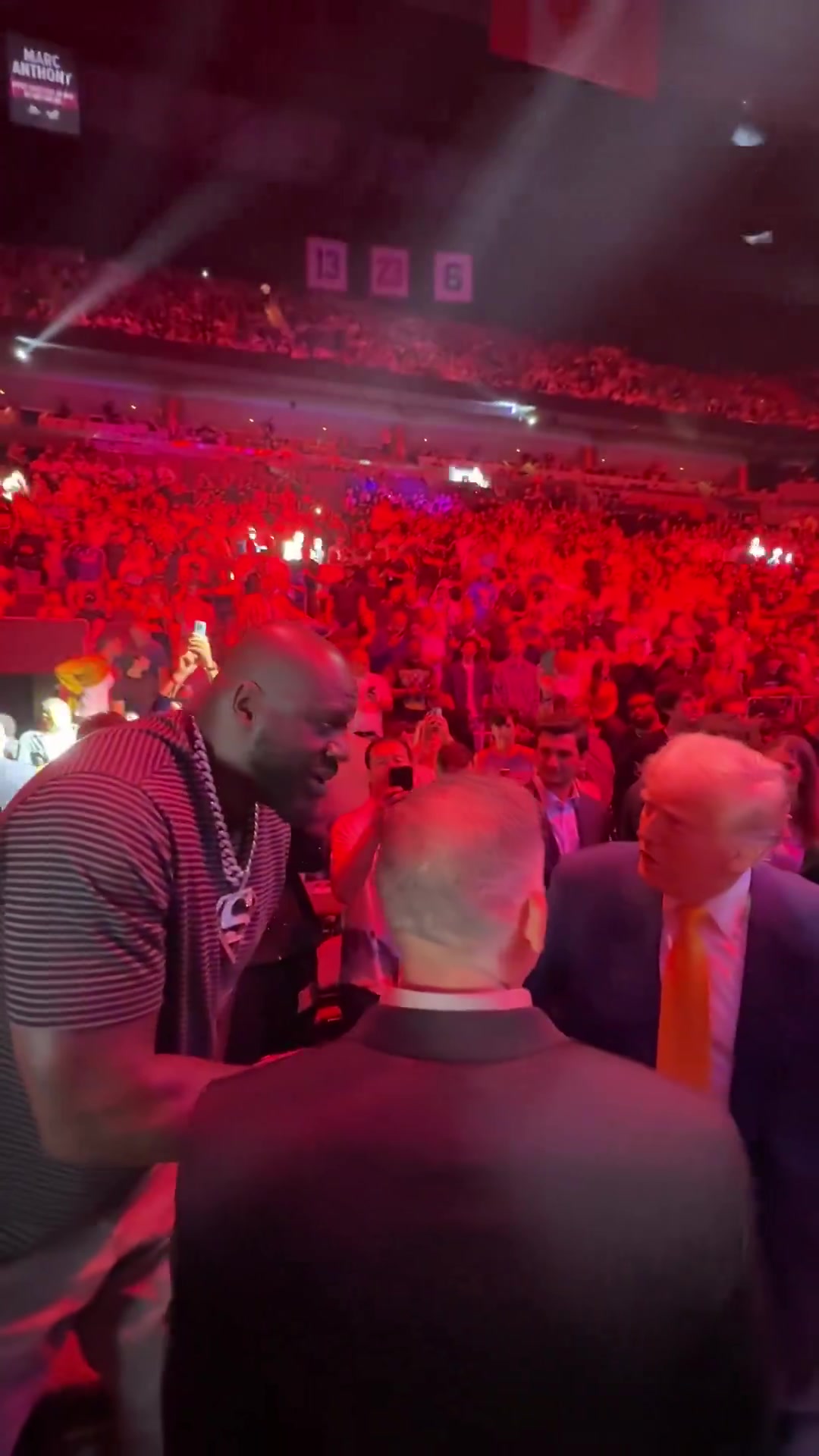 大鲨鱼?美国总统特朗普观赛UFC 奥尼尔穿过人群与其握手致意